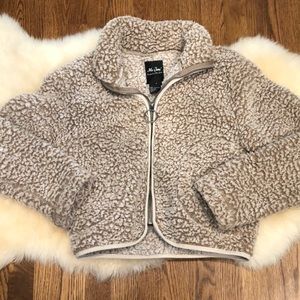 adorable tan cropped sherpa jacket. great for fall & winter weather. SO COZY 🤍
